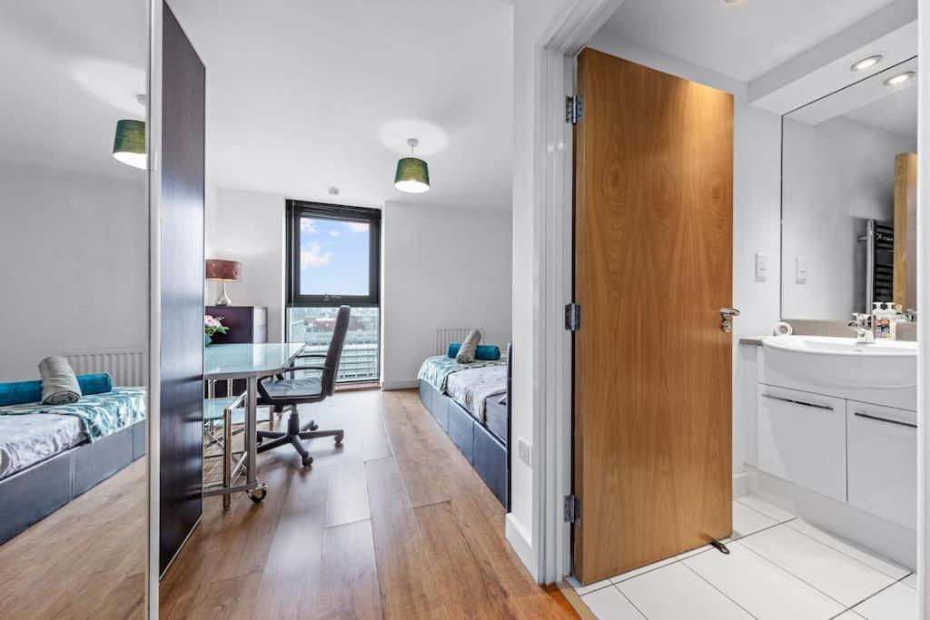Lovely & Cosy 2 Beds Skyline View Londen
